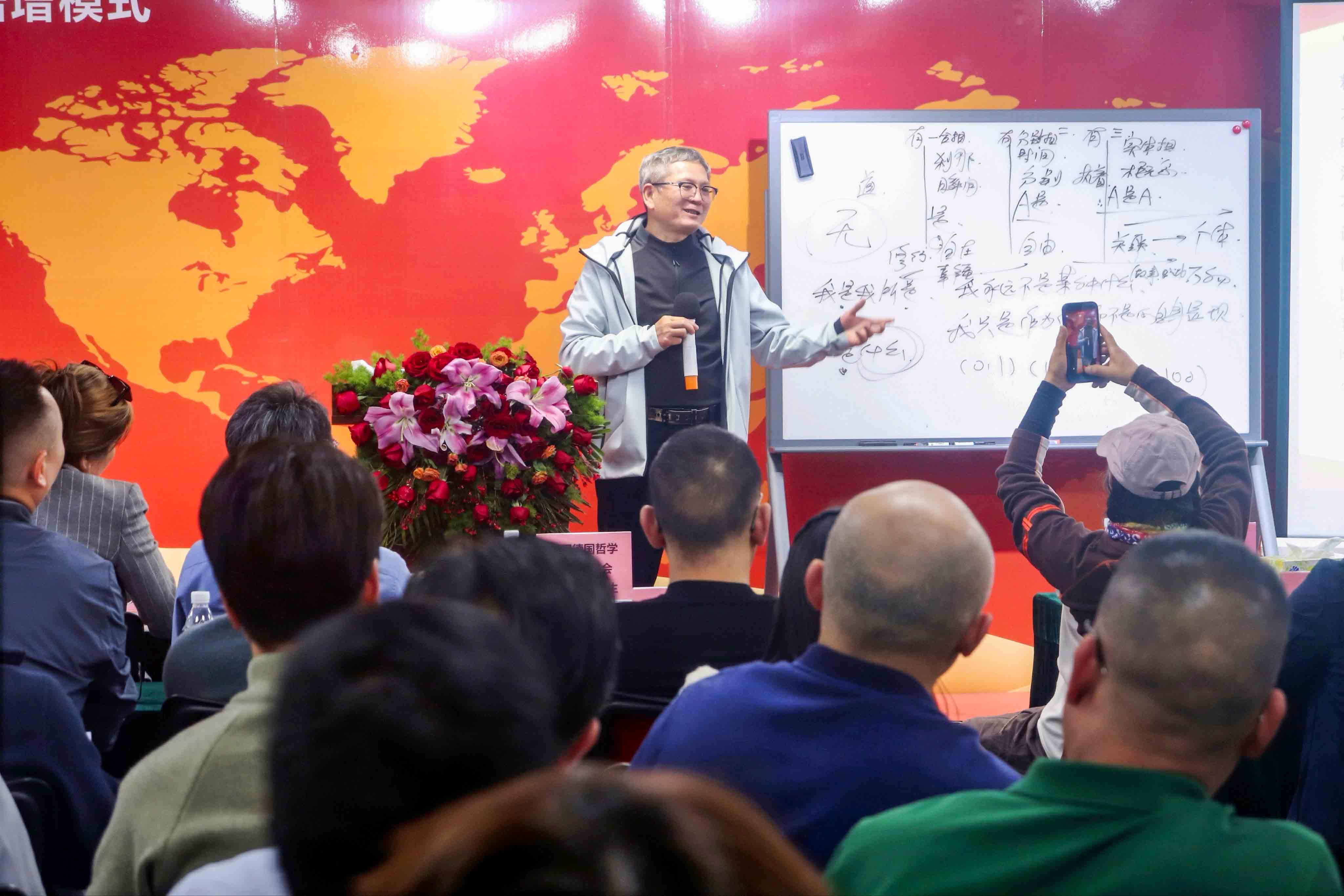 嘉宾受邀发表感言.JPG 嘉宾受邀发表感言.JPG