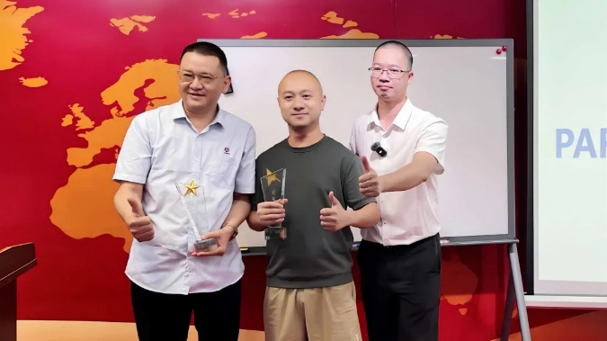 冯景宏老师与优秀学习代表合影.png 冯景宏老师与优秀学习代表合影.png